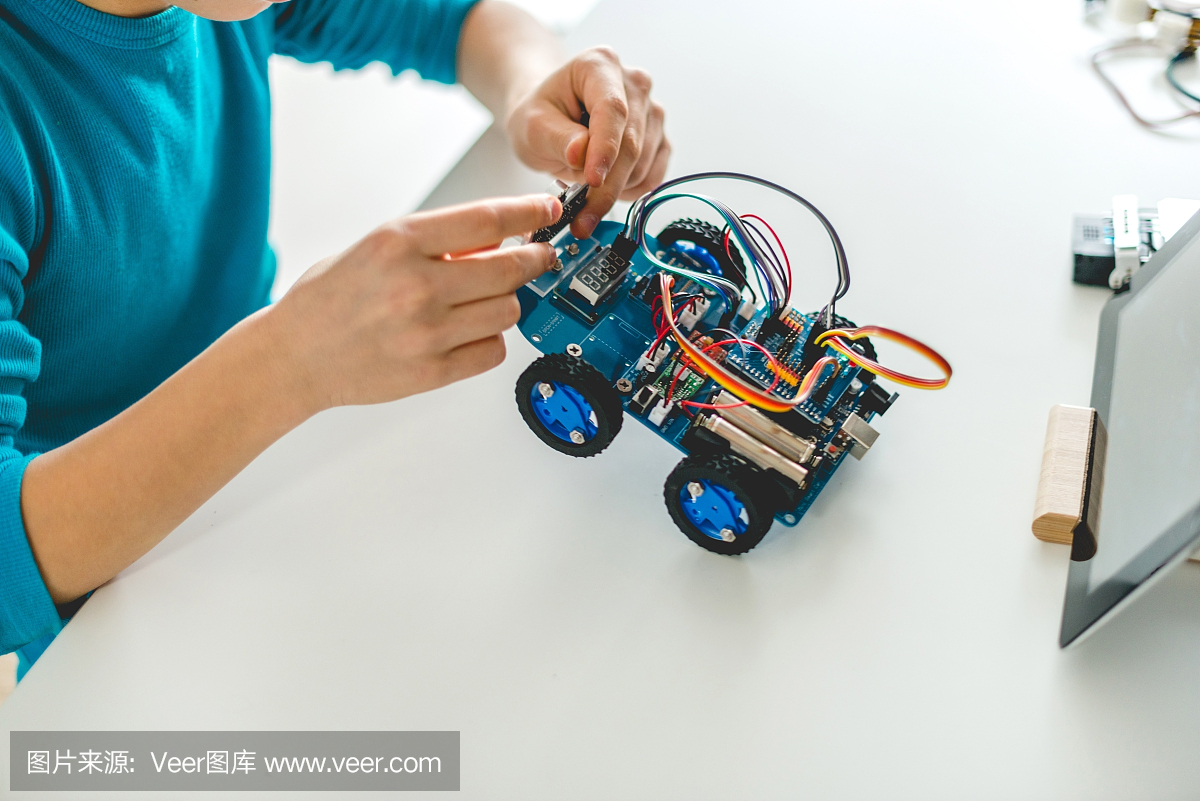 為學(xué)校作業(yè)制造機(jī)器人車